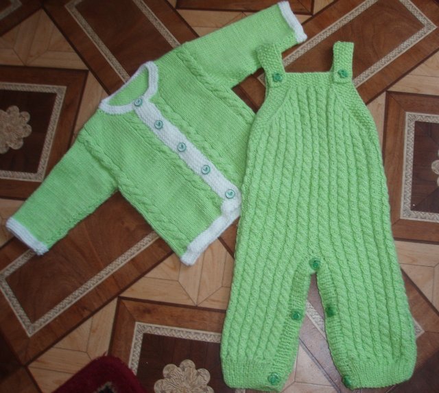 вязаный костюм для малыша