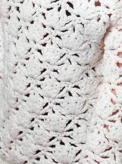 Уютный белый пуловер крючком и спицами