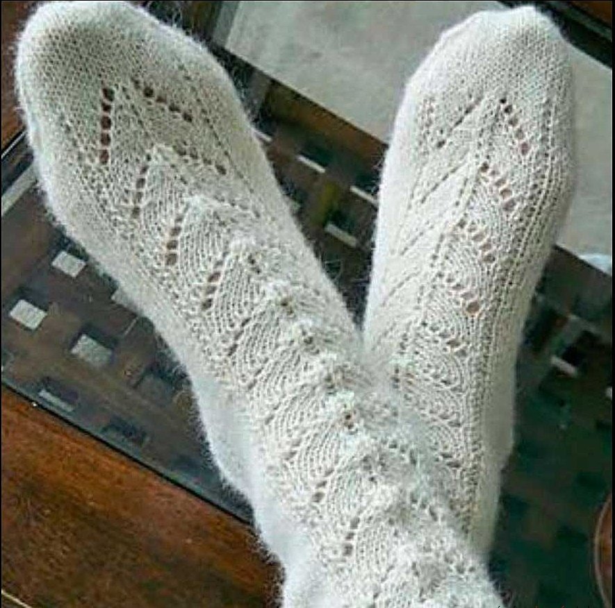 Шерстяные носки для девочки на 5-ти спицах