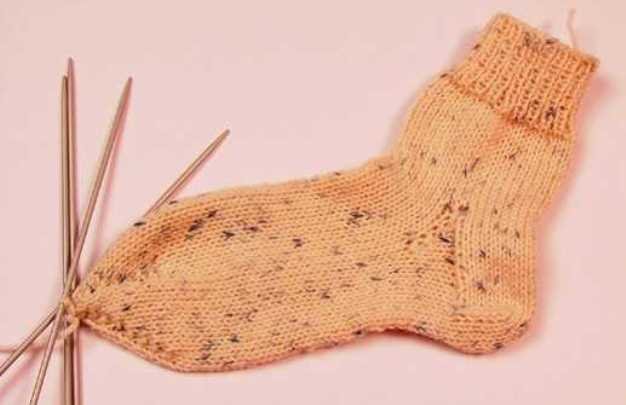 Носки для девочки из твидовой пряжи