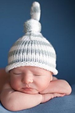 Шапочка с хвостиком для новорожденного мальчика спицами
